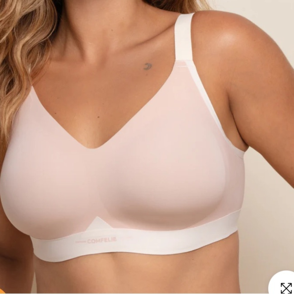 COMFELIE Airlite Nude/Cream Color Block V-Neck Bra for Everyday Comfort SZ M
